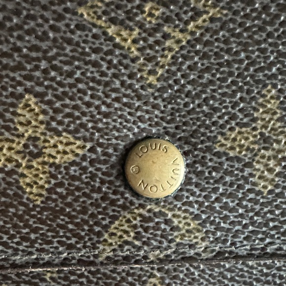 Louis Vuitton Monogram Sarah Wallet - Picture 5 of 12